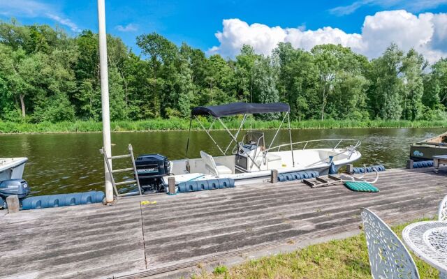 Modern Holiday Home in Badhoevedorp near the Lake