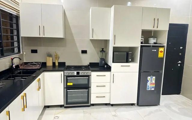 2BR Apartment With Pool and Wifi Near East Airport