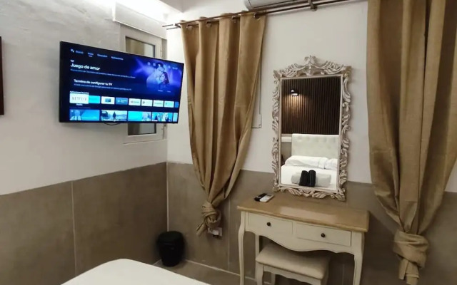 House with 9 private rooms