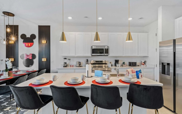 1043 Plantation Lane