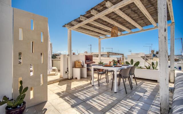 Bilocale con Affreschi e Vista Mare in Centro