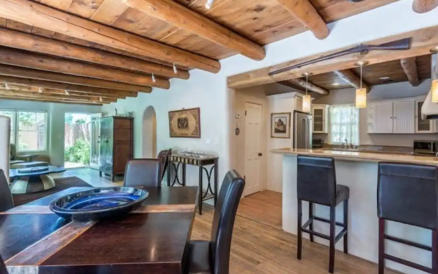 La Luz - Luxurious East Side Adobe With Hot Tub and Kiva Fireplace, Walk Everywhere