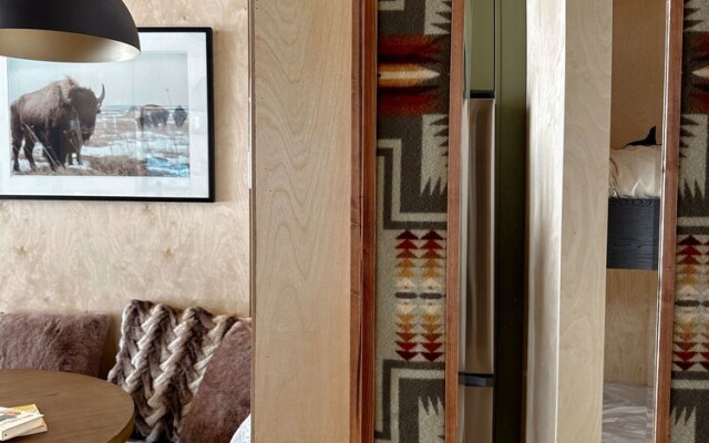 Yellowstone Peaks Hotel