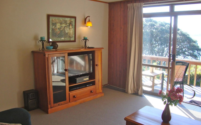 The Retreat - Front Beach Bach