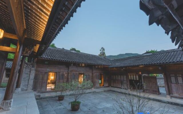 Qujia Courtyard Guesthouse