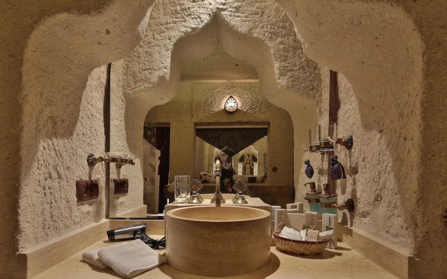 Romance Cave Suites