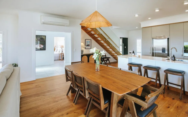 Penshurst - Lake Views - Sleeps 8