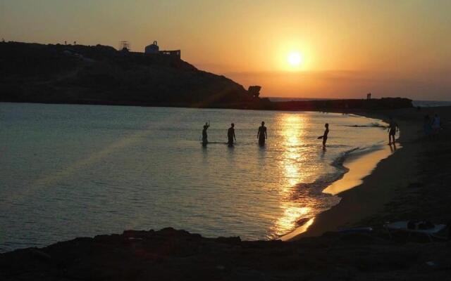 A Cycladic-architecture Beach House in Koumbara