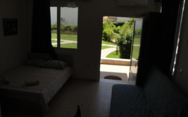 R.A.F. nice studio with garden& parking