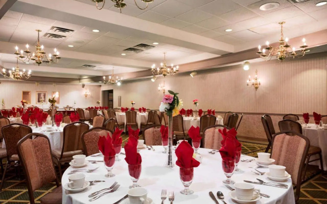Days Inn & Suites by Wyndham Elyria