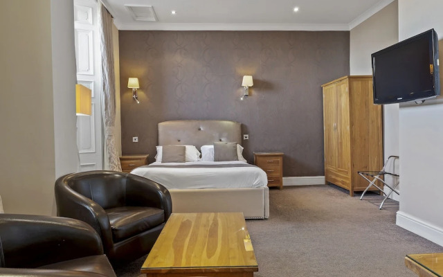 The Oaks Hotel
