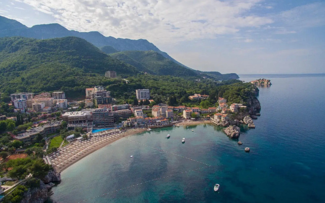Maestral Resort & Casino