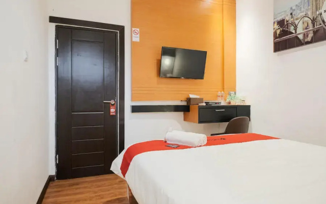 RedDoorz near RS Royal Prima Medan 2