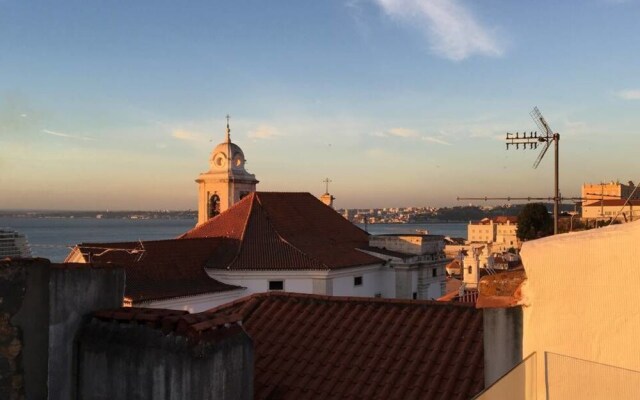 Authentic Apartment In Alfama With Terrace