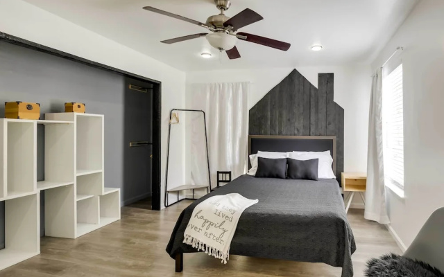 Serene Dallas Condo w/ Pool - Walkable Location!