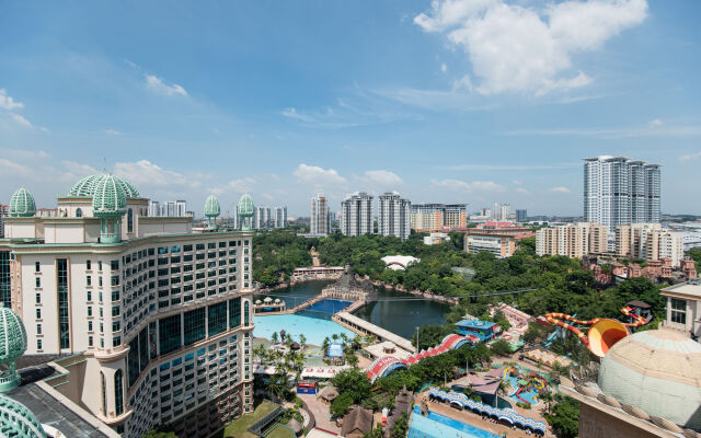 W Studio Resort Suites at Pyramid Tower