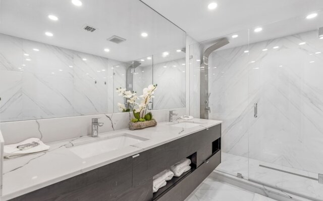 Chic Bayfront Condo With Stunning View