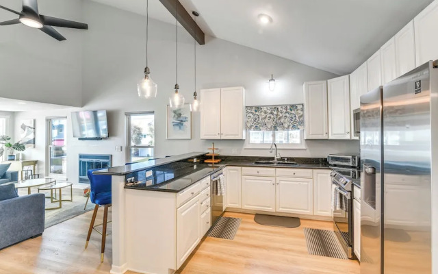 Walk to Pirates Beach - Luxe Galveston Home