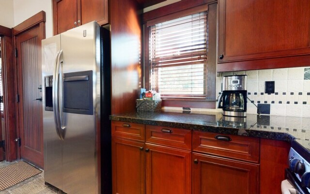 Juniper Crest 7 Private Hot Tub, 2 Car Garage, BBQ, Walk to the Lifts and Mountain Views by RedAwning