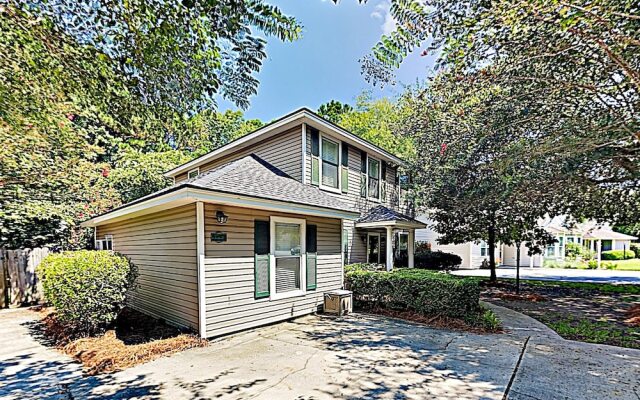 Quiet Near Beach & Charleston 3 Bedroom Home