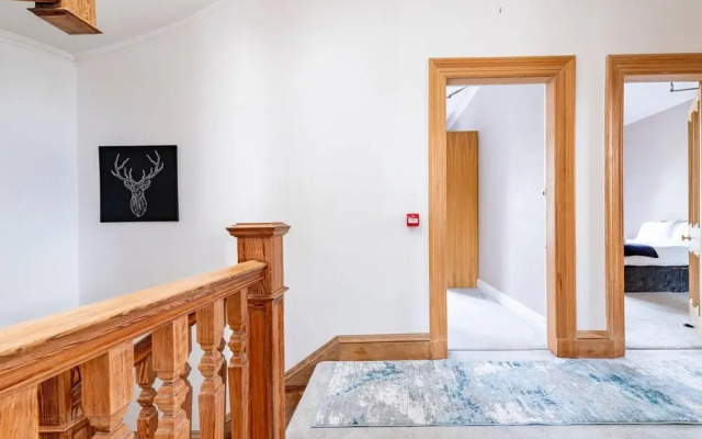 Stunning 5 Bedroom Large Apartment With Parking