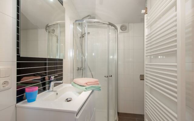 Cozy Wooden Chalet in Pedestrian Area