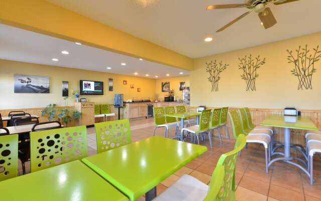 Americas Best Value Inn Wall