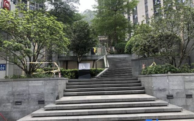 Xinyue Holiday Apartment (Guangzhou East Railway Station Yantang Subway Station)