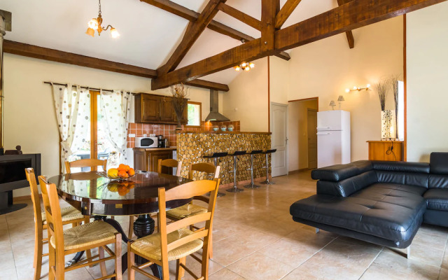 Quaint Holiday Home in Blanquefort-sur-Briolance with Private Pool