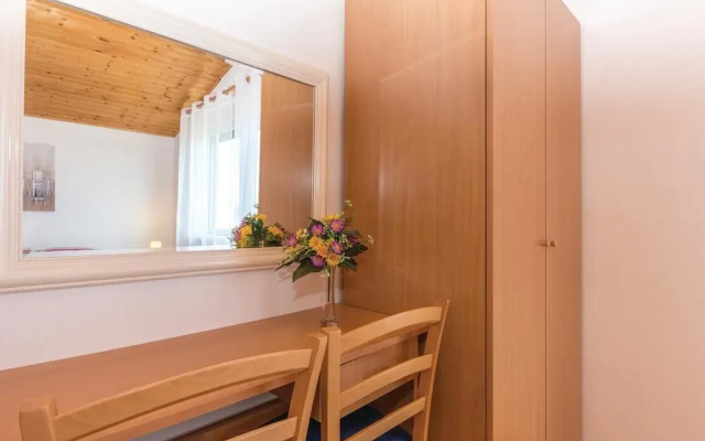 Beautiful Home in Nadin With Wifi and 3 Bedrooms