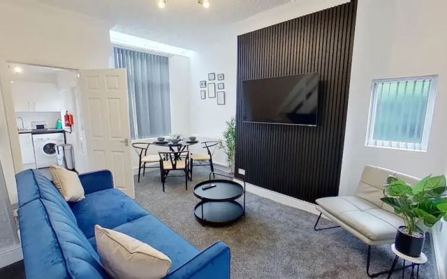 Salford-house-sleeps6-parking-garden-wifi