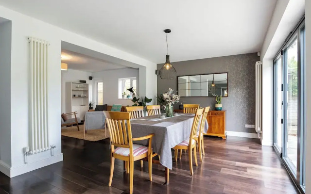 Stunning 5 Bed in the Centre of Bourton