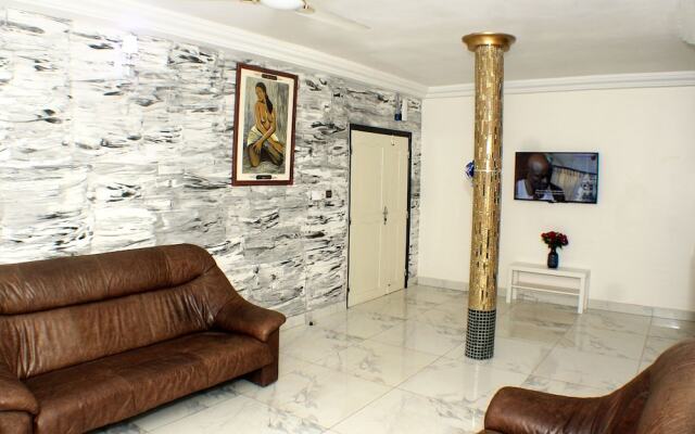 Royal Blue Guest House & Bar