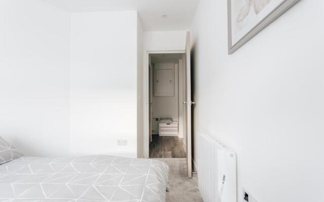 Central 2 double bedroom flat with parking