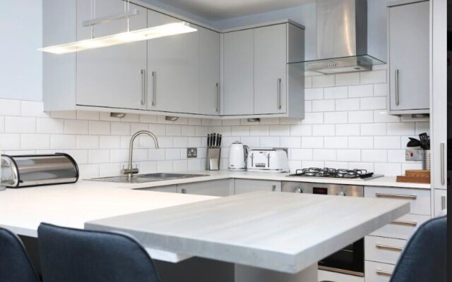 Stunning Newly Refurbished Apt With Private Entrance