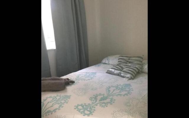 Small Modern Comfortable 2 Bedroom Apartment - Cmyr