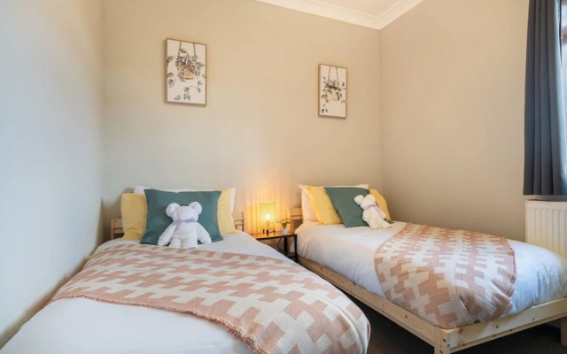 Stylish 3 Bed House-free Parking