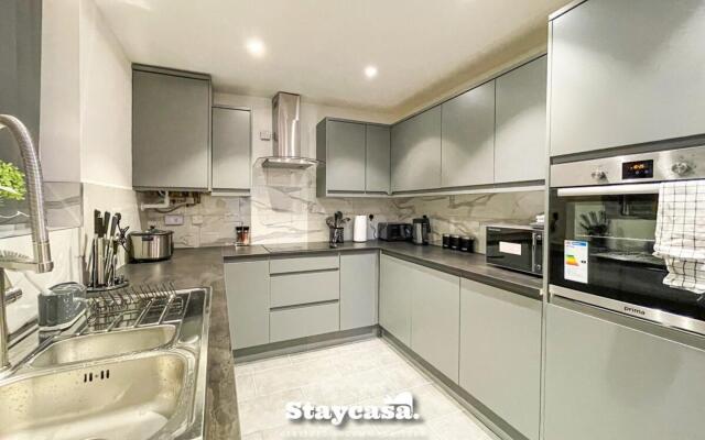 Live in Style House in Desirable Location