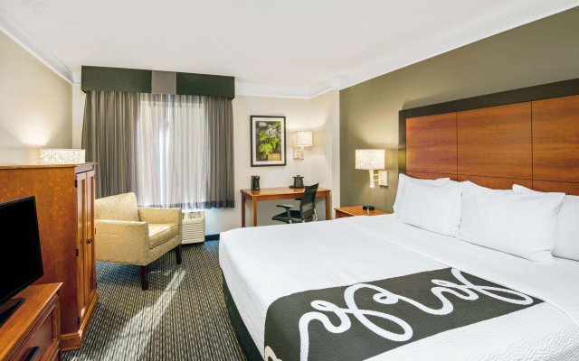 La Quinta Inn & Suites by Wyndham San Antonio Airport