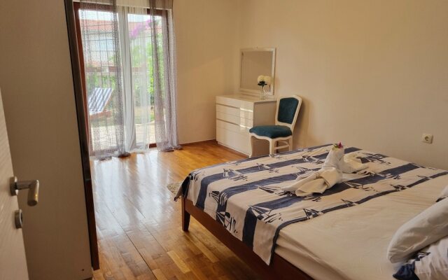 Large 120 m2 apt With Patio,1 min Walk From Beach