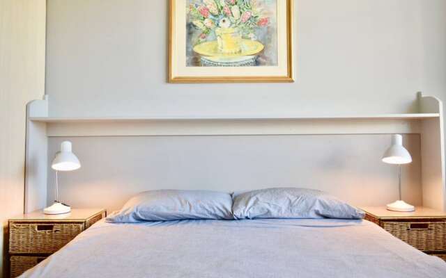 Sunny 2 Bedroom Apartment By The Companys Gardens