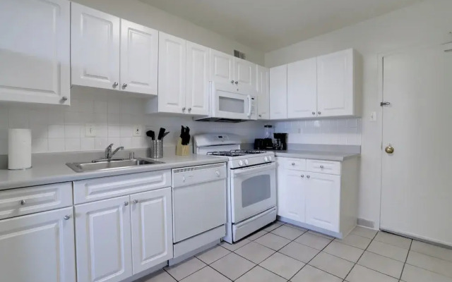 Stylish & Spacious 2BR in Crystal City