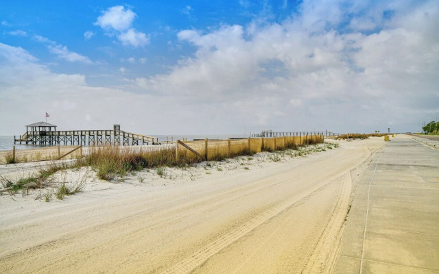 Waveland Vacation Rental - Walk to the Beach!