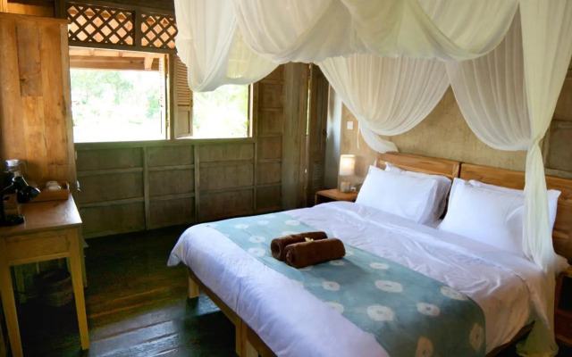 Artist Eco Villa With Wood And Clay