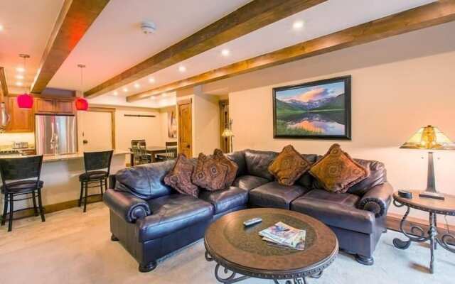 Villa Cortina with Easy Access to Gondola by RedAwning