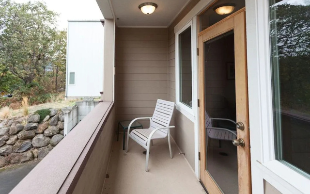 Columbia West 3 Bedroom Condo by RedAwning