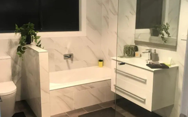 Luxury 2br home with King, 5 star private & close