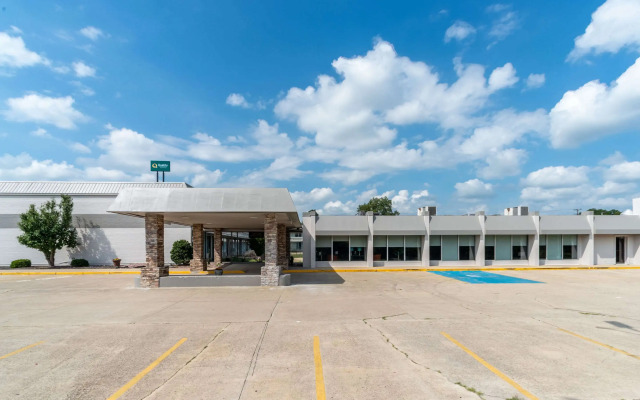 Quality Inn & Suites Vandalia near I-70 and Hwy 51