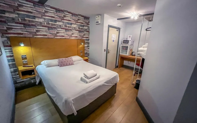 Twenty Hotel & Bar