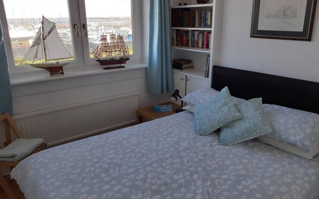 Marina View, Lovely Upper 3 Bedroom Apartment